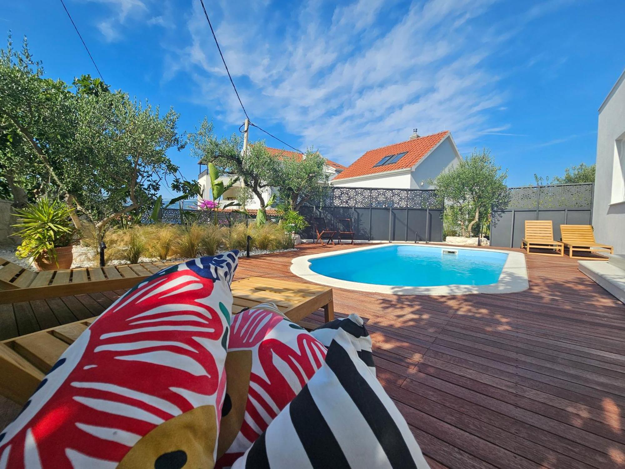 The Three Flowers Pool House トロギール エクステリア 写真