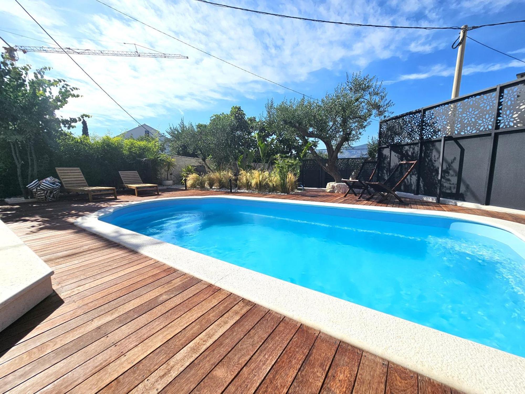 The Three Flowers Pool House トロギール エクステリア 写真