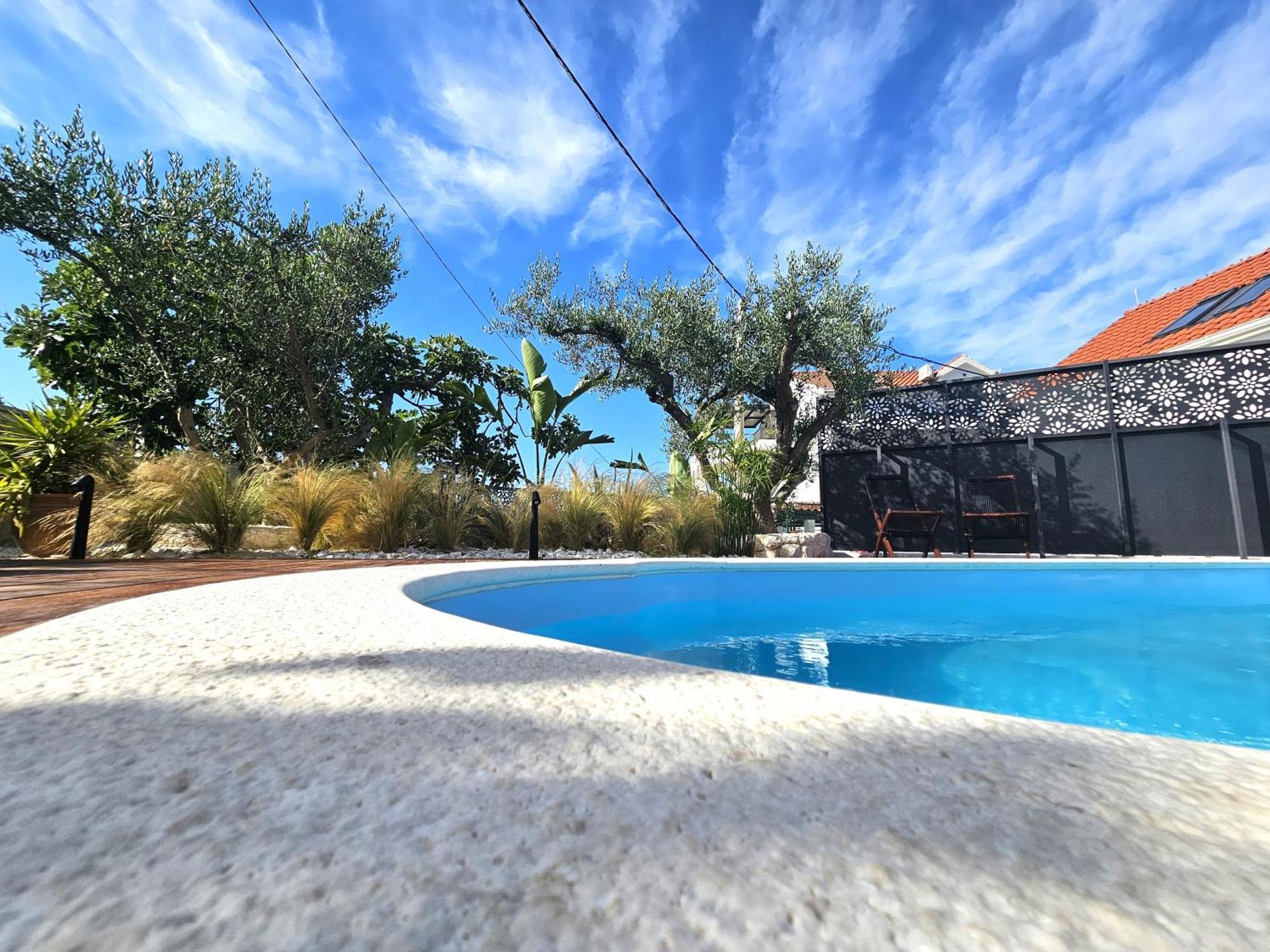 The Three Flowers Pool House トロギール エクステリア 写真